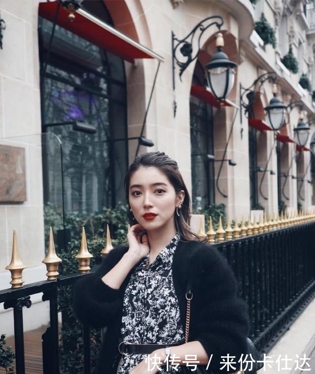  冬天■冬天不能穿裙子？羽绒服配裙子保暖又时尚，时髦的女人都这样搭配