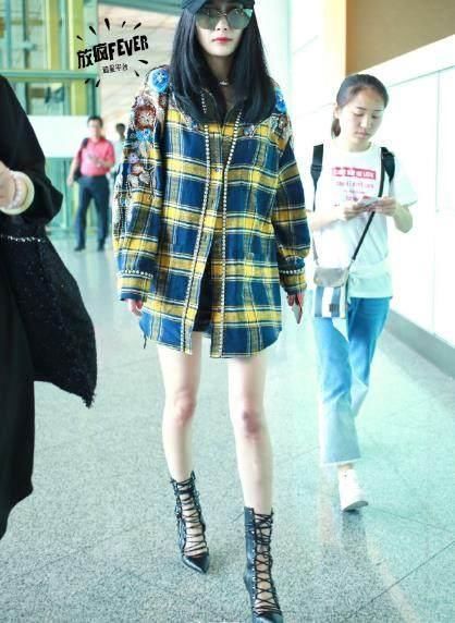 “杨幂”机场亮相！满屏大长腿，最后一张鞋子“抢镜了”