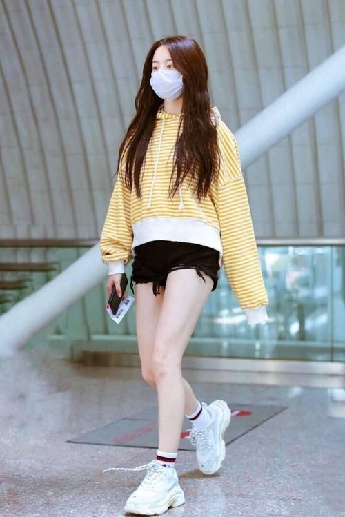 杨超越厉害了，为了秀美腿，穿一条又短又破的超短裤现身！