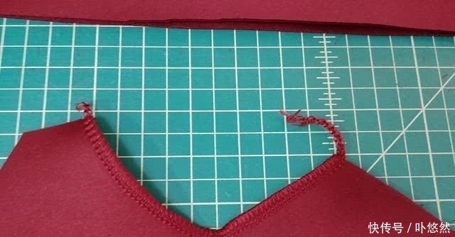  『添加』礼服这样设计才独具一格，原来是从胸前添加褶皱，更加立体有质感