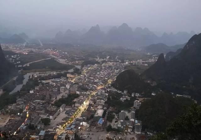 广西桂林阳朔有个小镇，名气不大游客不多，风景秀丽如世外桃源