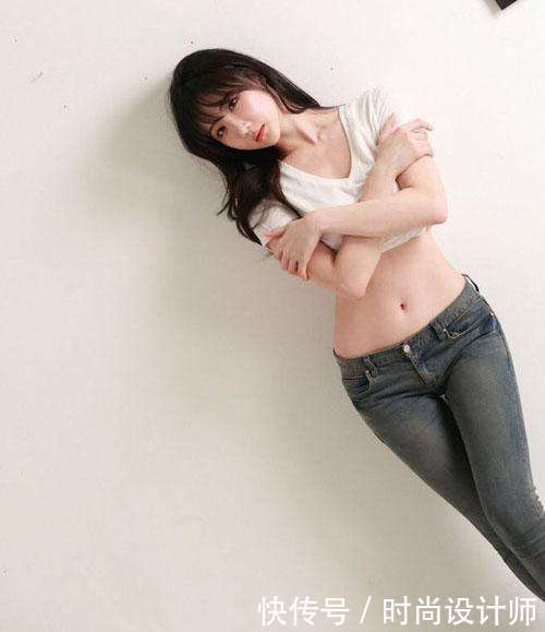 小姐姐身穿紧身牛仔裤更加贴合身形，秀出轻盈的曼妙身材！