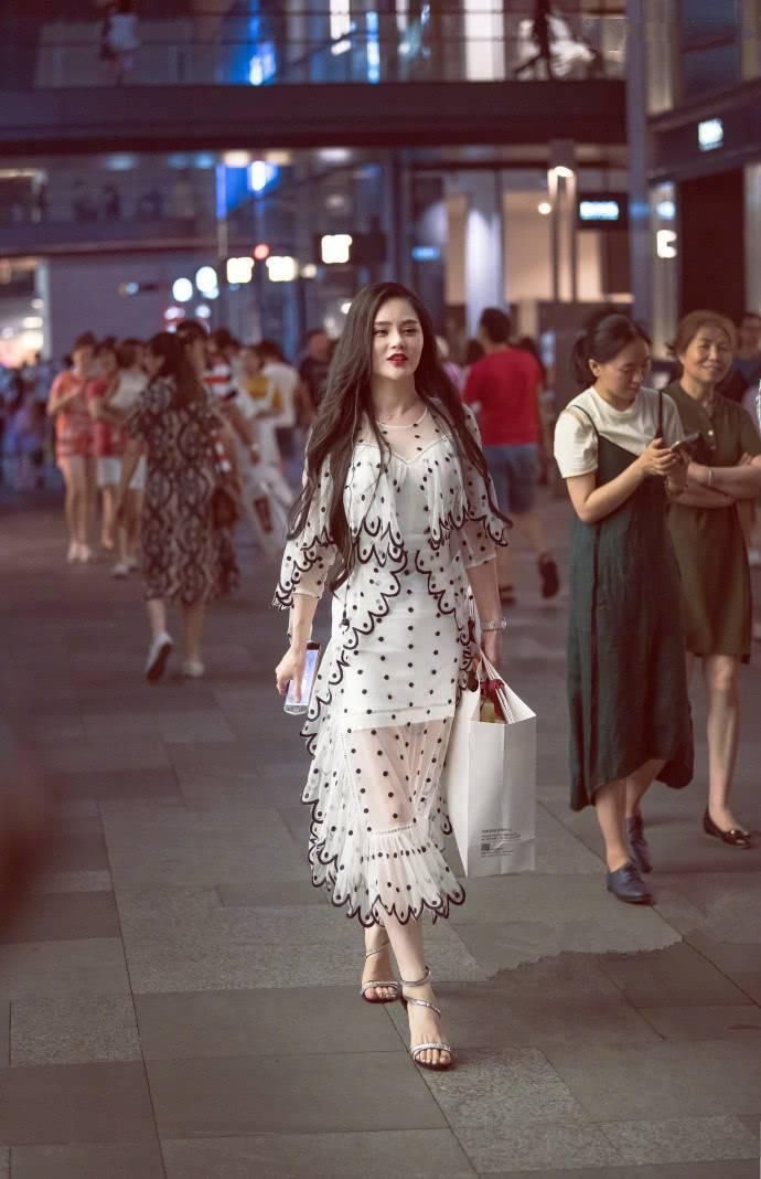 街拍：夏天的气息分外浓厚，主要就是体现在街上妹子身上