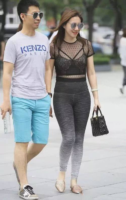 透色薄纱搭配黑灰渐变色紧身裤,性感撩人端庄大气