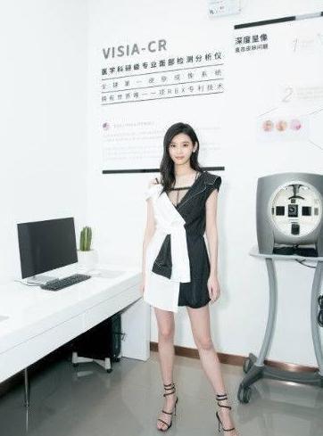 真服了奚梦瑶，穿成这样到国外，网友：不秀大长腿反而“露肋骨”