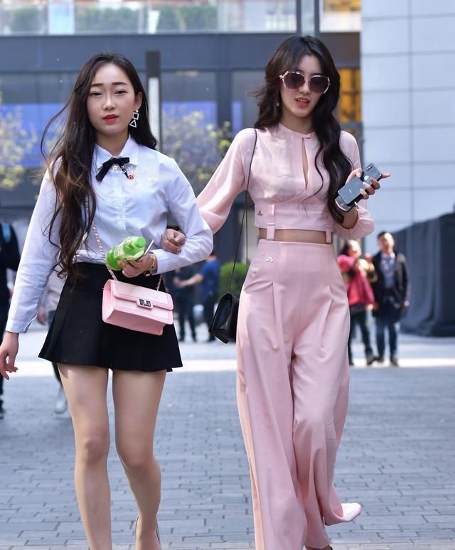 街拍:美女清新亮丽精致五官，真是绝代佳人!