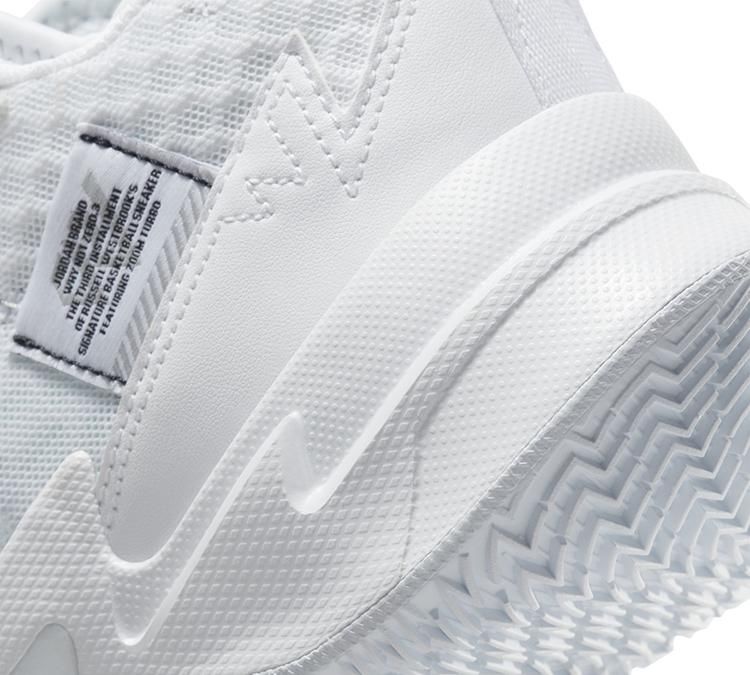  『舍得』纯白配色干净利落！这双Why Not Zer0.3你舍得上脚吗