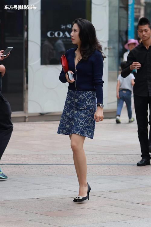 性感优雅的蕾丝连衣裙配上尖头细高跟鞋,展现成熟女性独有的魅力