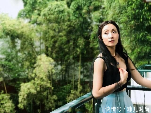 46岁陶虹穿银色鱼尾裙优雅动人，显气质又高贵，越来越有女人味了