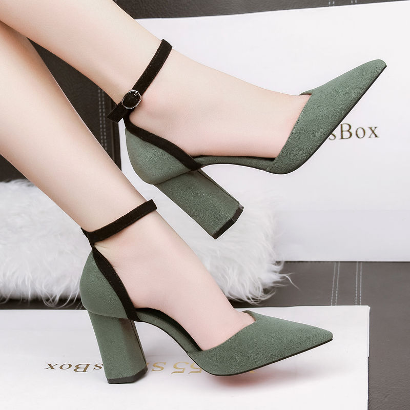 果然会逛街的女人就会打扮，走在街上婀娜身姿收获一堆男人的眼球