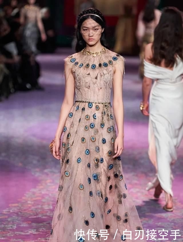 『花朵』2020开春 流行穿“开满花”的裙子,谁穿谁美!