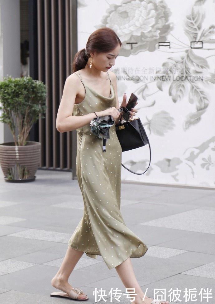  「气质」美女街拍：甜美气质的小姐姐，苗条身姿，特别有魅力！