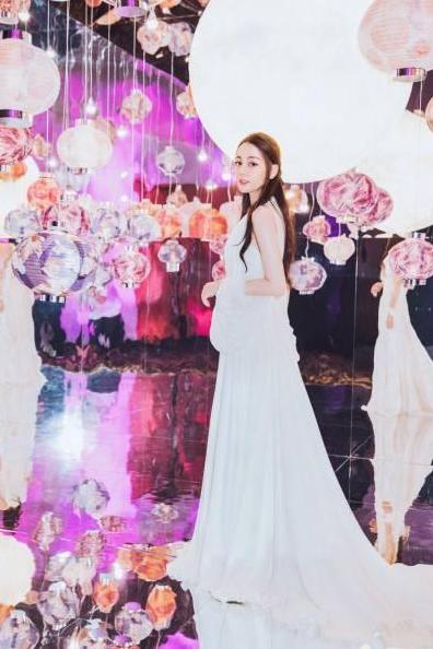 仙气白裙这样穿！颖宝气场两米八，赵丽颖美腻，热巴让人不再淡定