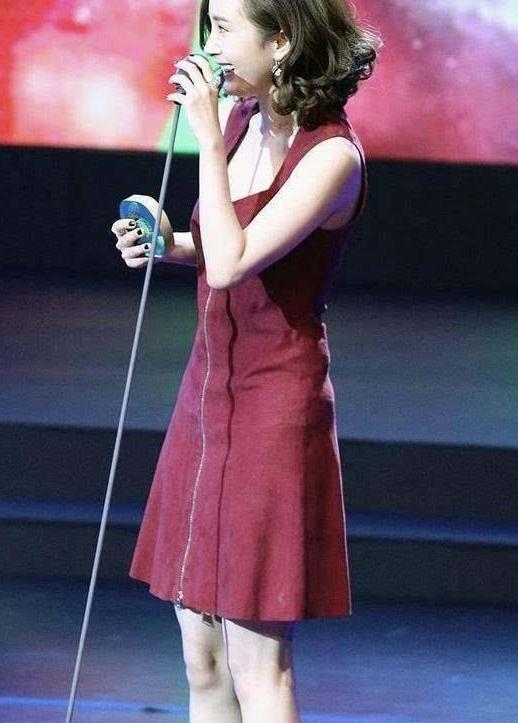 杨幂一双“筷子鞋”抢镜，网友：也不及这阿姨发型啊，太显老了吧