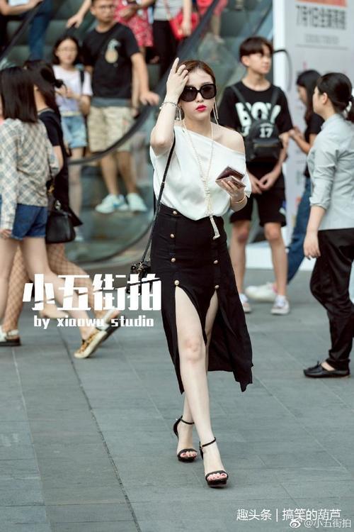 路人街拍：超自信的两位小姐姐，两条短裤秀出完美身材，特别耀眼