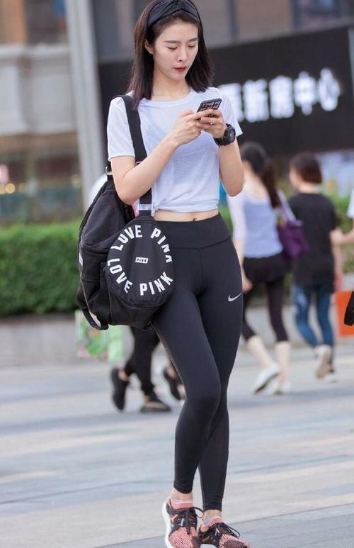 甜美迷人的打底裤小姐姐秀出曼妙的身材曲线，美得不可方物！