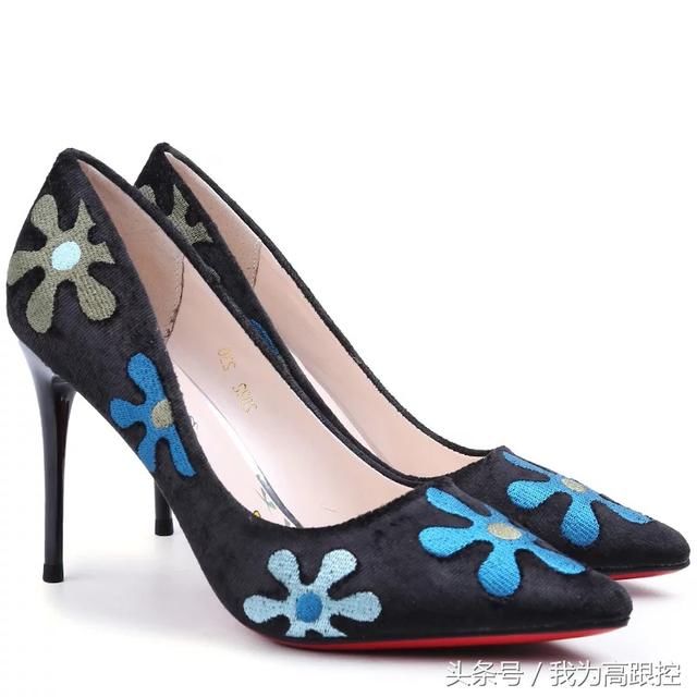 六花瓣花朵刺绣的尖头细跟高跟鞋