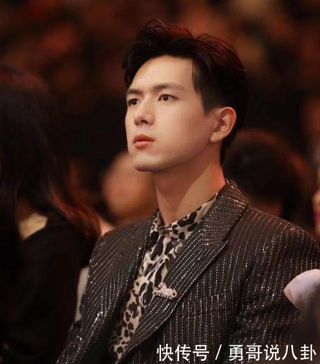 微博之夜王一博带眼镜