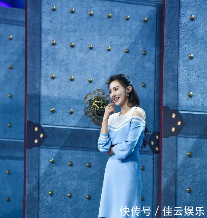 黄梦莹真会搭配, 条纹衬衫配超短裤去机场, 网友: 大长腿无疑!