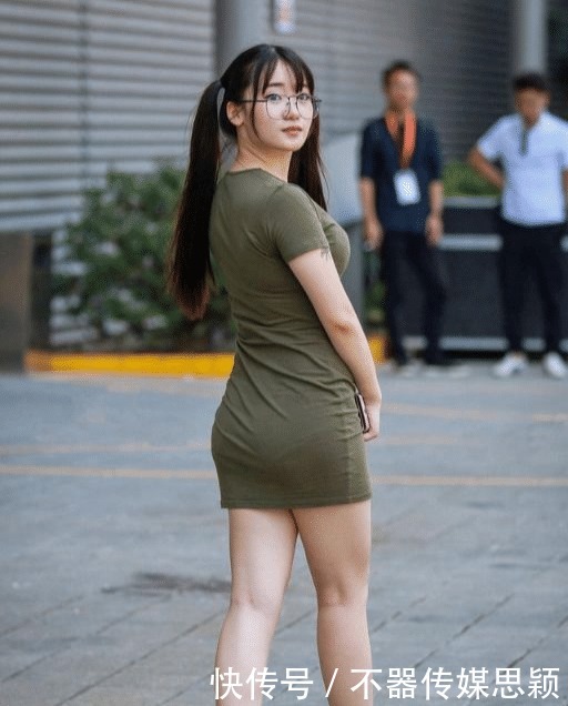  「美女」丰腴有“肉”的连衣裙美女，将蜂腰细腿发挥得淋漓尽致！
