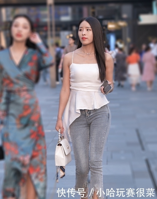款式的衣服|白色吊带上衣搭配流苏牛仔裤, 时尚又优雅