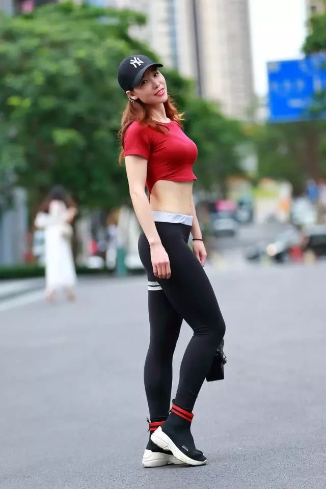 身穿紧身打底裤的姐姐，竟在大街上炫腹，一点都不理会旁人的感受