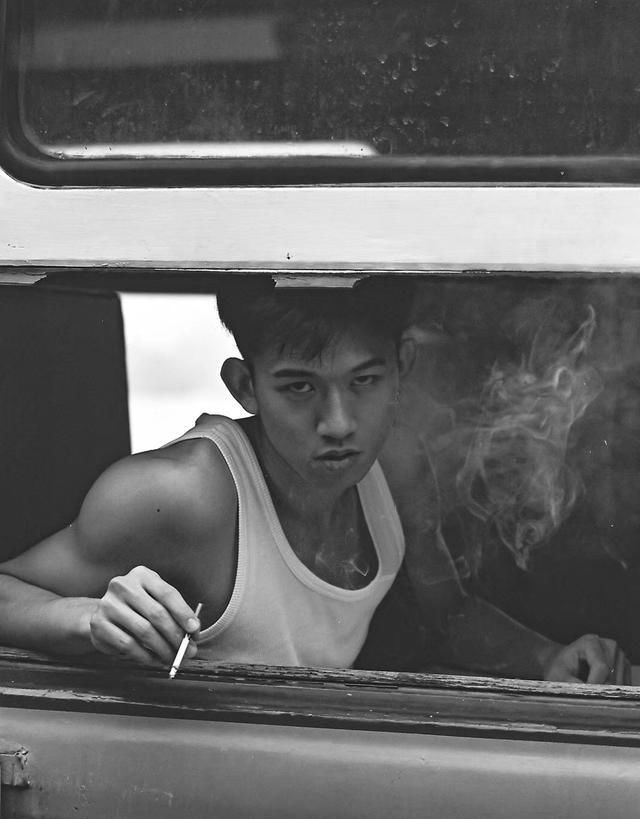  [写真]精致文艺男下关火车站拍艺术写真20岁男孩穿白色背心衬托