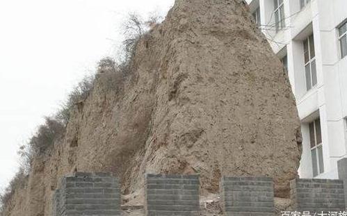 中国这段土墙600多年来无人敢拆，还要定期维护，这是怎么回事？
