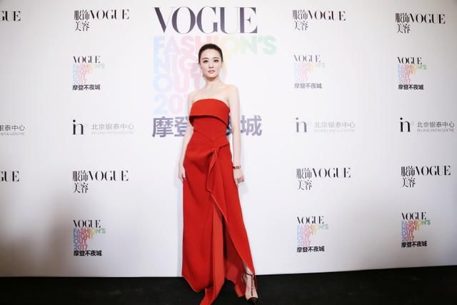 徐璐的腿到底有多细？这么小的短裤都穿不满，网友：看着就羡慕！