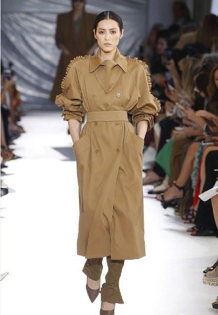 米兰时装周，大表姐刘雯这件驼色风衣气场太强大了，媲美欧美超模