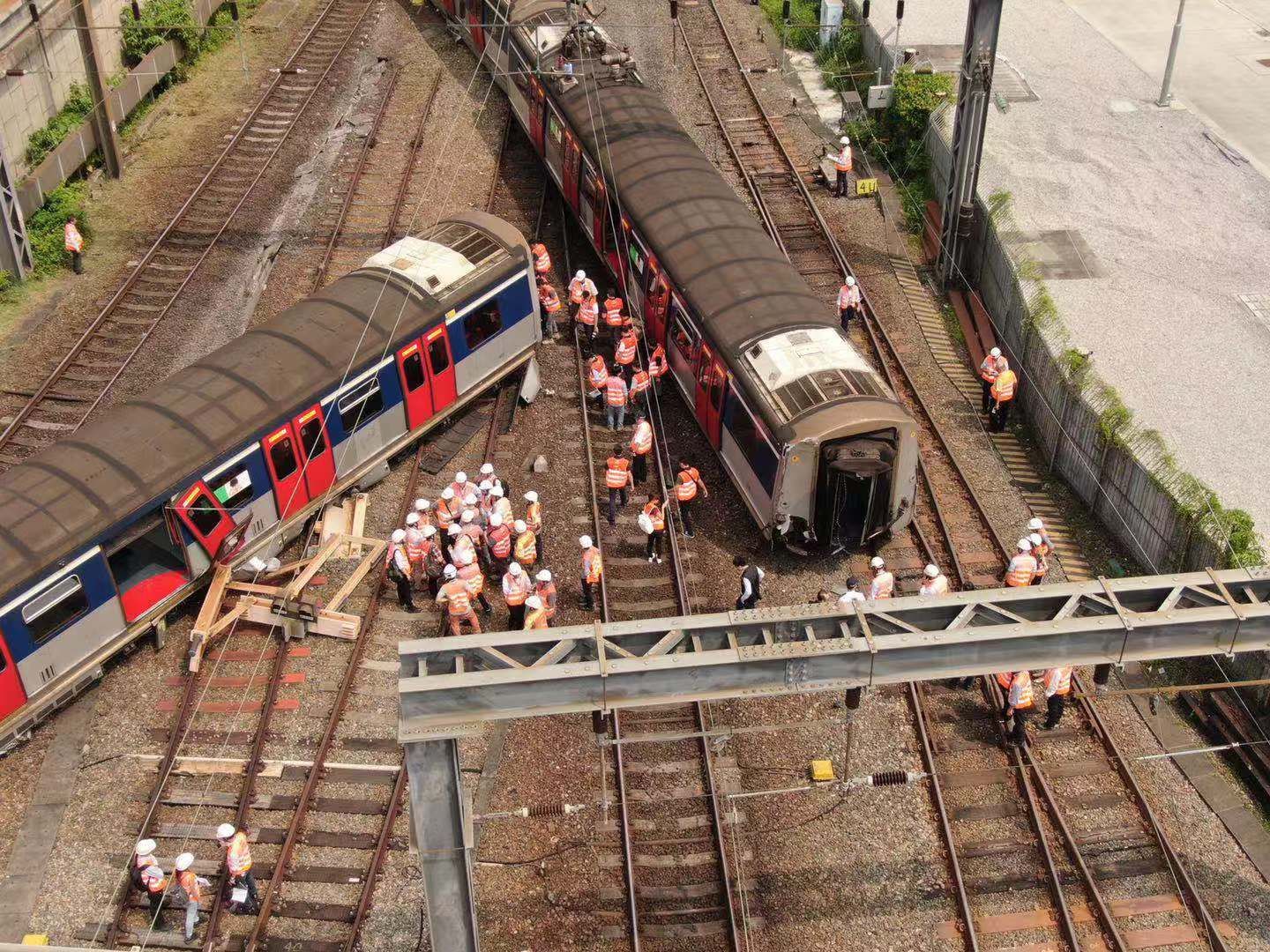 港铁红磡站附近发生列车出轨事故 车门飞