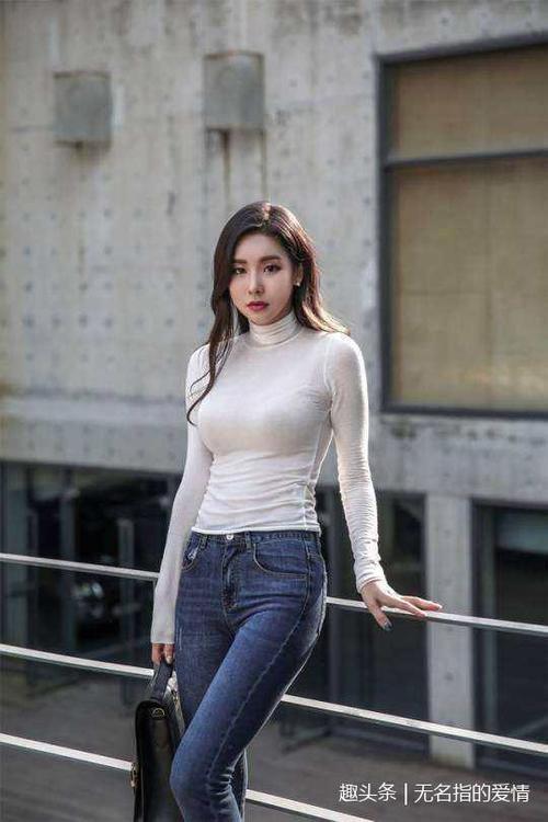 街拍：身姿丰盈的牛仔裤美女，甜蜜动人，大长腿十分养眼！