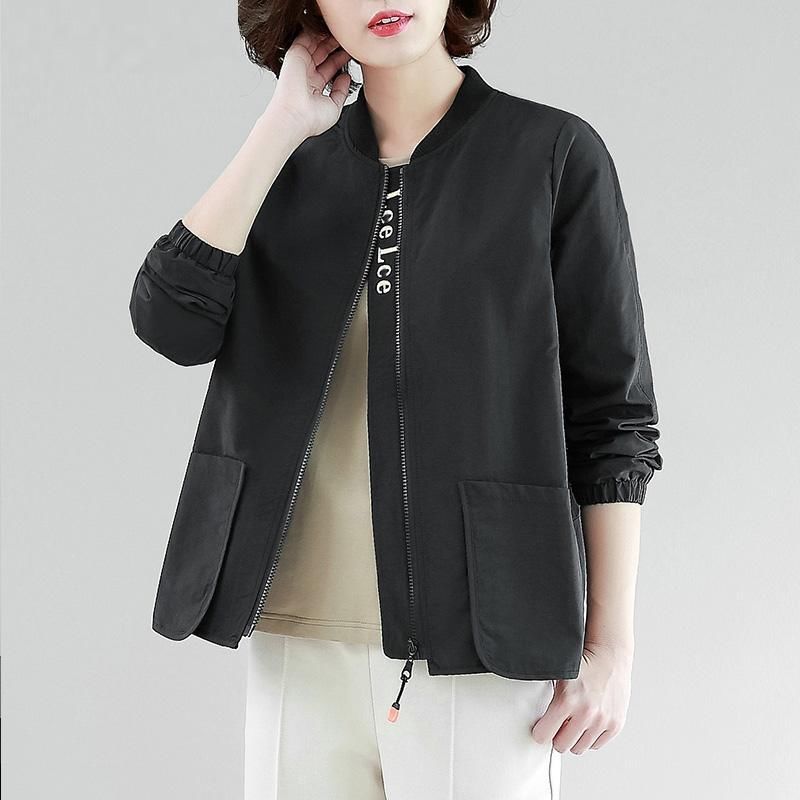 越来越多五六十岁的女人，爱穿这减龄外套，妈妈眼都不眨买了5件