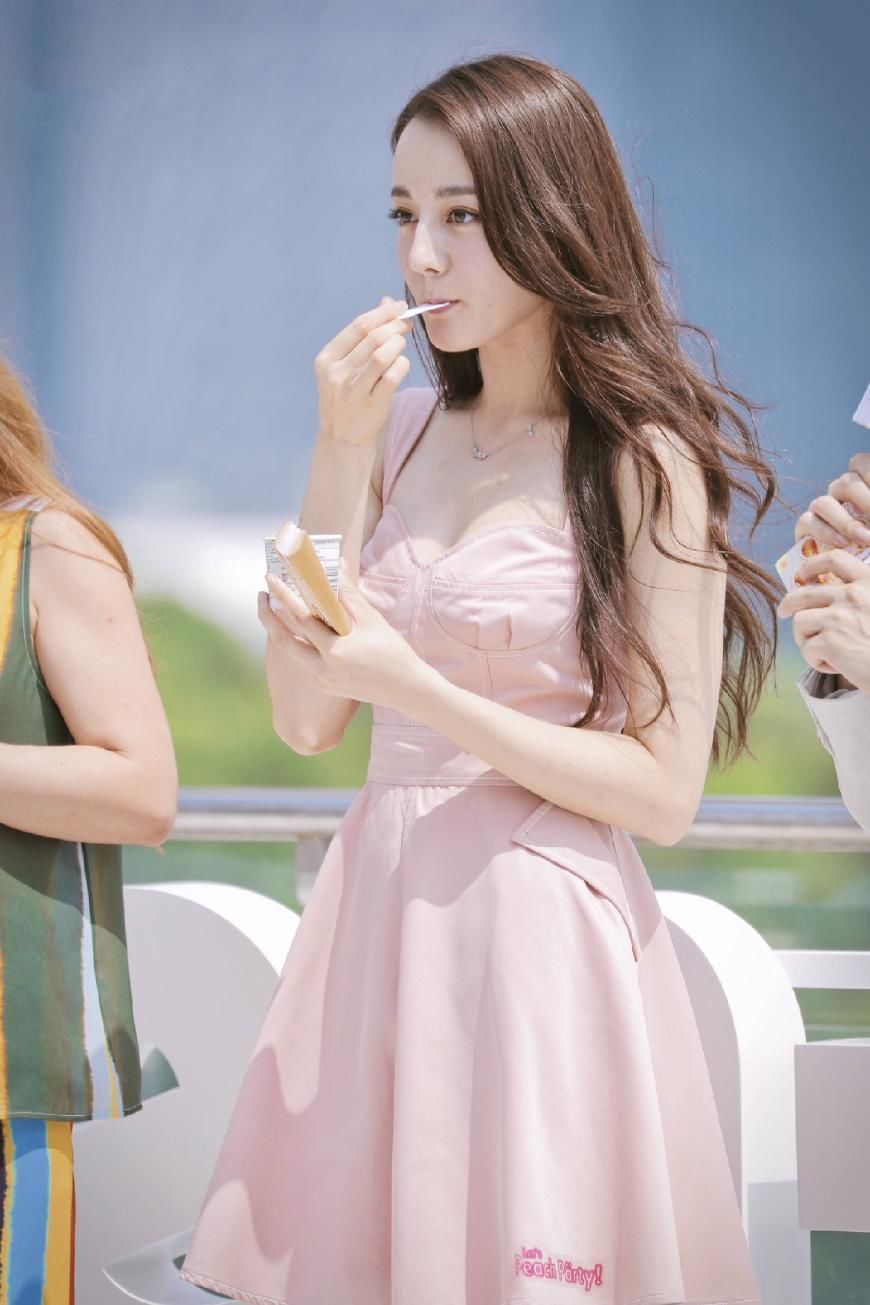 热巴一袭粉裙高级感满屏，竟比印花裙还惊艳，网友:我又恋爱了!