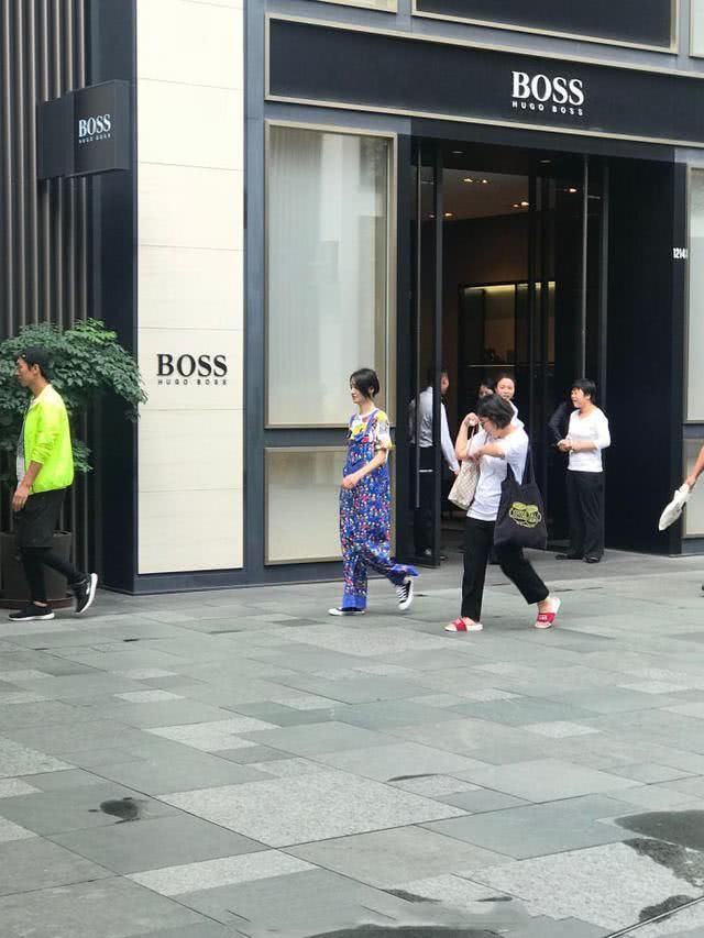 郑爽卡通T恤配大花裤子，这么土的搭配别人根本扛不住啊！