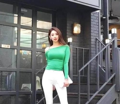 高颜值牛仔裤美女,身材特别棒,让人心生爱慕