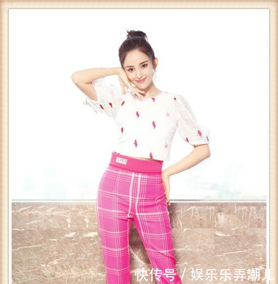 深V裙只服古力娜扎！中间仅靠一块遮羞布，网友这也太撩人了！