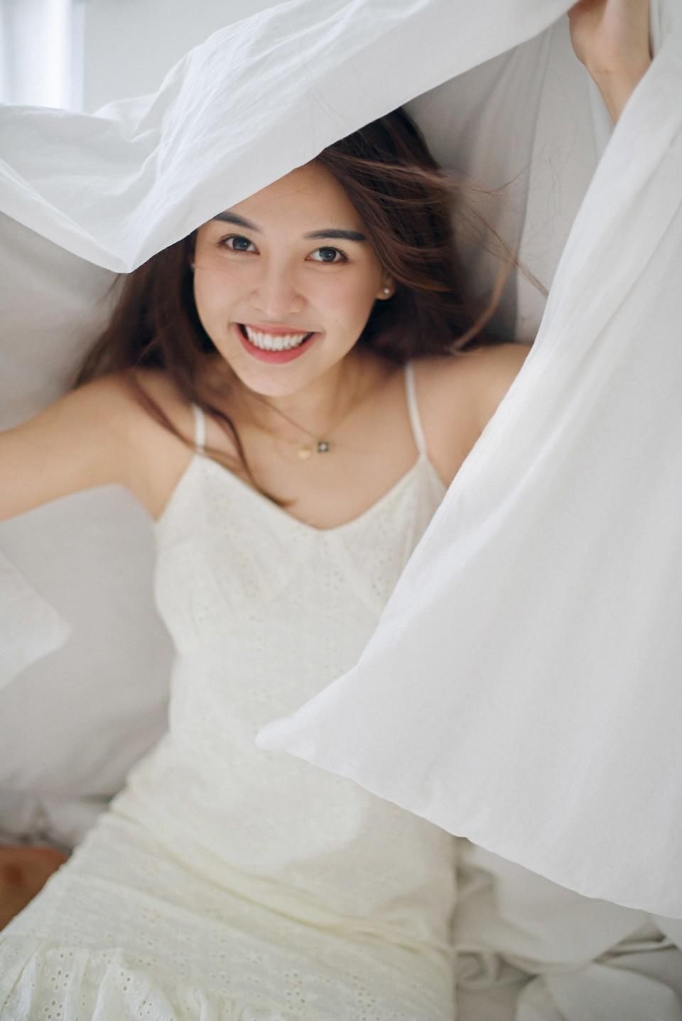 风情美女尤物吊带睡衣美女写真