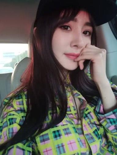 杨幂晒全脸自拍，疑似回应“脸崩”传闻？网友：自拍幂上线了