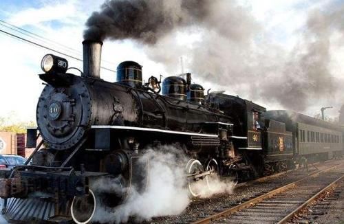  「纠结」中国“最纠结人”的火车站，播音员念一次笑一次，保证