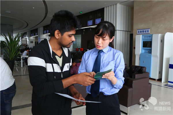 外国人才办理签证5分钟拿到手 四川自贸区青白