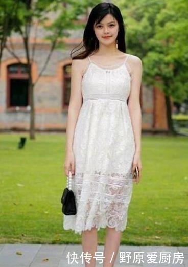 【 迷人】一件白色的连衣裙,青春靓丽迷人,街拍:亭亭玉立的小姐姐