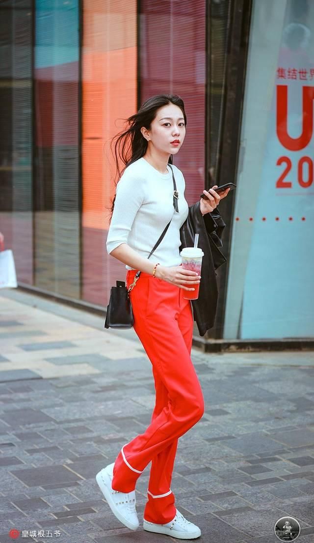 于自己的美■街拍:在造型穿搭上,有质感的衣服才能很好地凸显穿衣品味