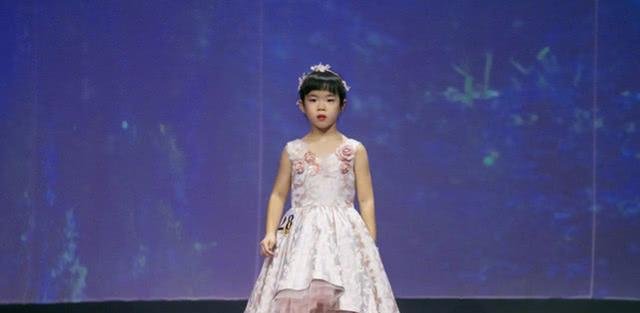 黄奕女儿模特大赛获奖，黄毅清发微博嘚瑟，被网友一句话打脸！