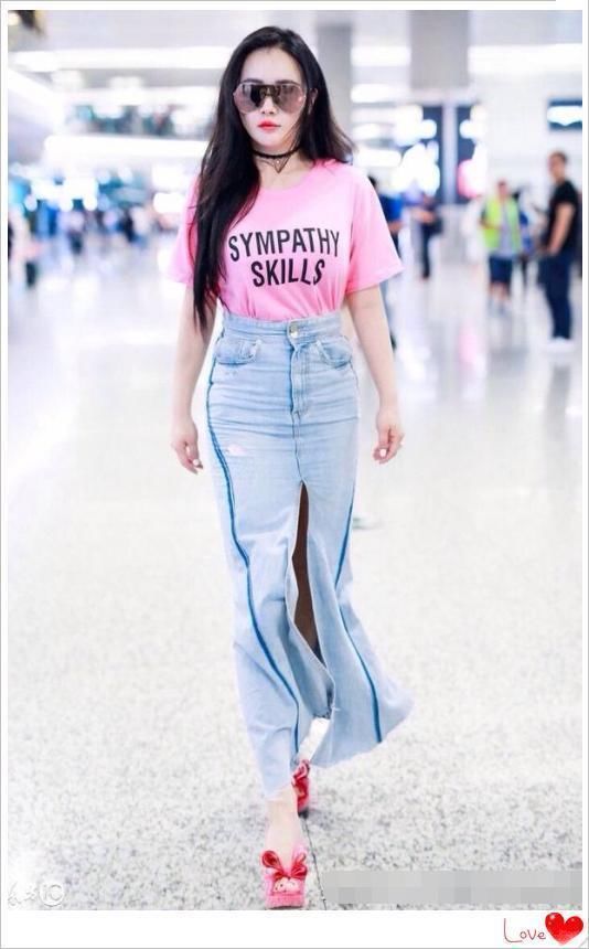 冉莹颖太敢了，包裙划条长缝就穿上身，网友：真怕一不小心撑裂了