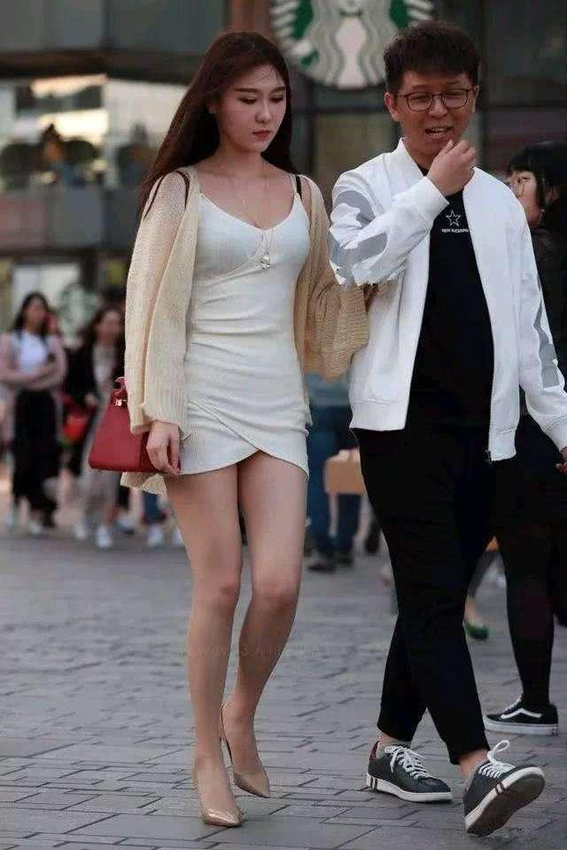 街拍：穿着清爽性感的小姐姐，线条柔美显得大气又优雅！