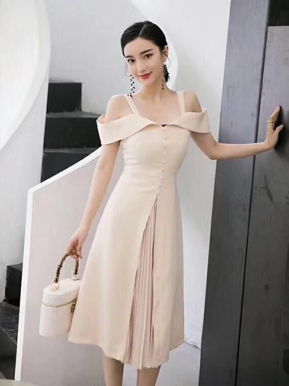 2018新款吊带抹胸压褶礼服裙，上身浪漫性感，优雅大气名媛范十足