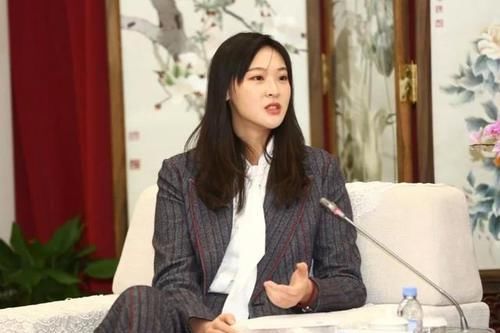 「针织开衫」惠若琪会“藏”身高,夹克配八分裤好时髦,身高192也不会高大壮