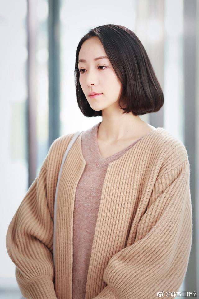 鞠婧祎真厉害! 穿的牛仔短裤好多绳子捆绑 网友: 勒得不疼吗?