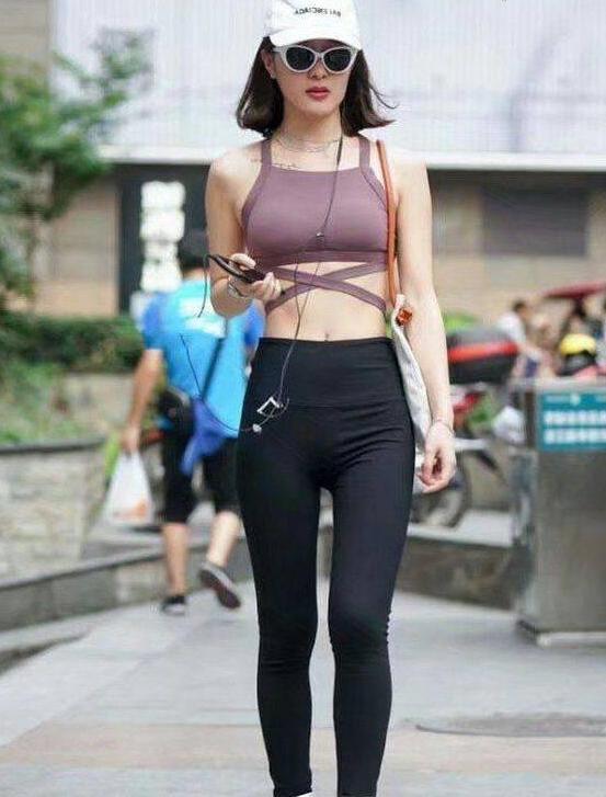 紧身打底裤：凹凸紧致的成熟美女，秀出曼妙姿态，吸引力十足！